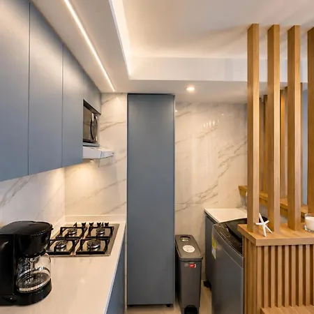 Mediterranean Coastal Suite, Sea View & Pool Apartamento